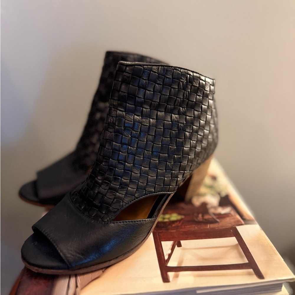 Patrica Nash Black Woven Leather Ankle Open Toe Shoes